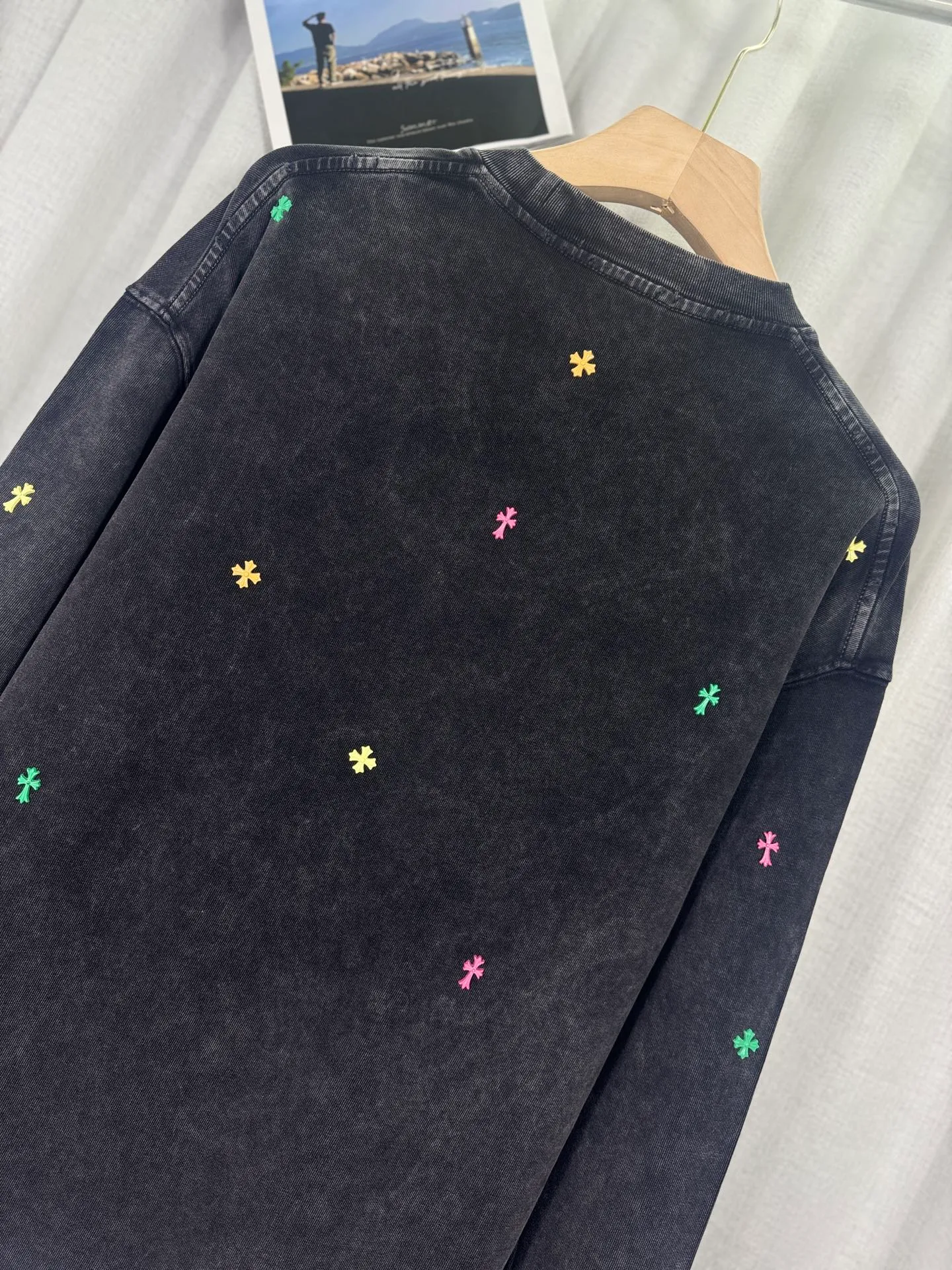 P250 top version, real shot without P, ​​different from market currency) 𝗖𝗵𝗿𝗼𝗺𝗲 𝗛𝗲𝗮𝗿𝘁𝘀/Cro Xin 2025 Autumn and Winter Starry Gypsophila Couple Casual Long Sleeve 👑The highest version! Customized fabric 320g fabric! Gypsophila cross hardware accessories, a hot-selling model at the counter, very comfortable to wear. Accessories: original molded and authenticated collar label ➕ 100% silk wash water label. Genuine purchase-grade original hangtag➕matching hanging rope➕3D hanging beads➕original packaging bag. Craftsmanship: The original version has consistent wiring! The highest version of the armhole matching technique! Color: Blue Black Size: S M L XL Style No.: 5173